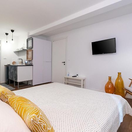 Stylish Studio Apartment By Irundo โรวีน ภายนอก รูปภาพ