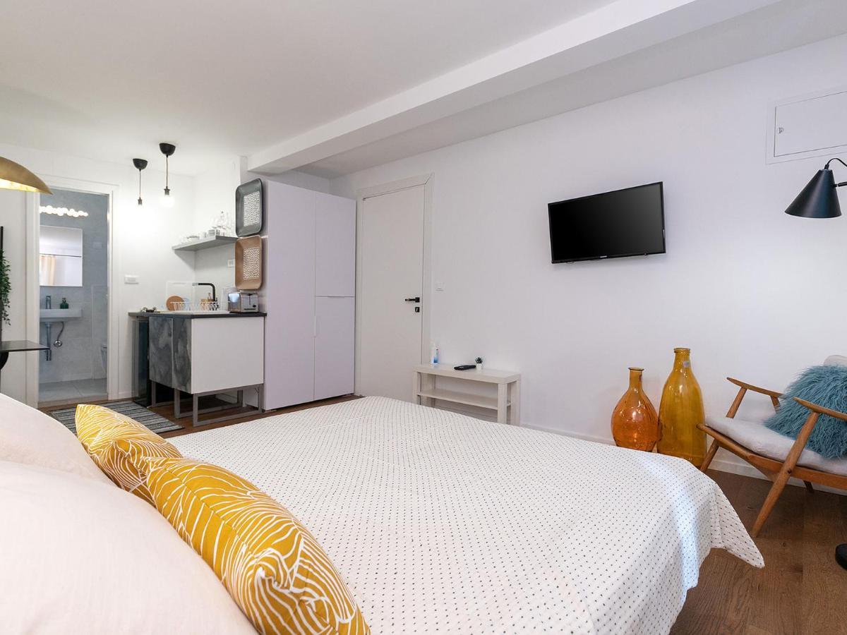 Stylish Studio Apartment By Irundo โรวีน ภายนอก รูปภาพ