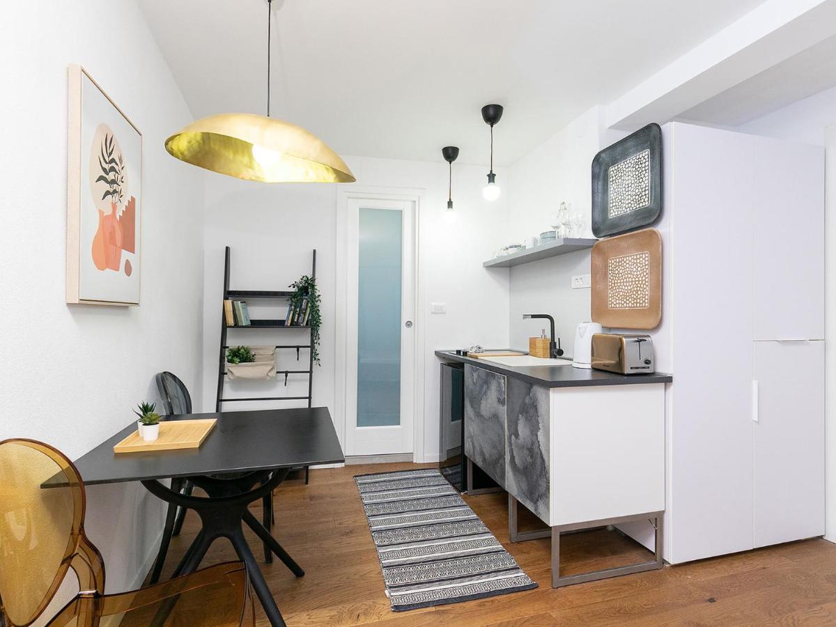 Stylish Studio Apartment By Irundo โรวีน ภายนอก รูปภาพ